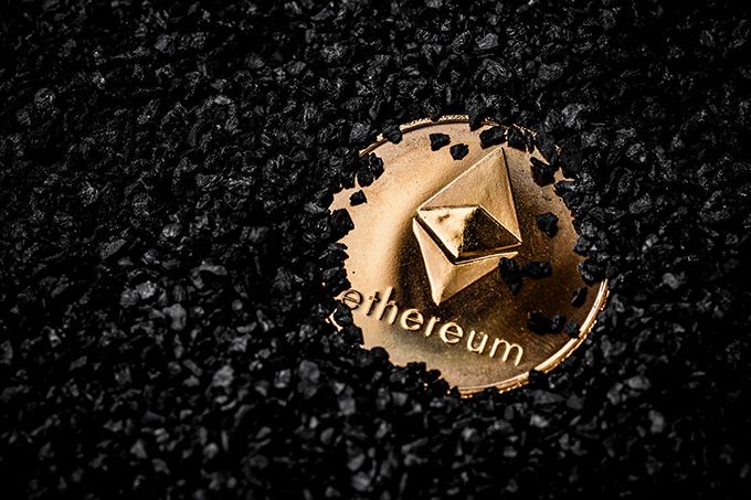 Com comprar Ethereum: una moneda ETH a terra.