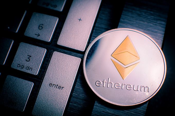 Com comprar Ethereum: una moneda ETH a prop d’un teclat.