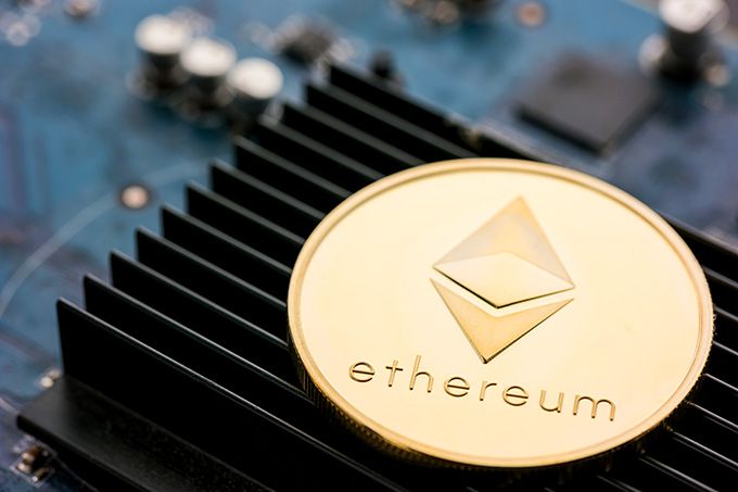 Com comprar Ethereum: una moneda ETH en una plataforma minera.