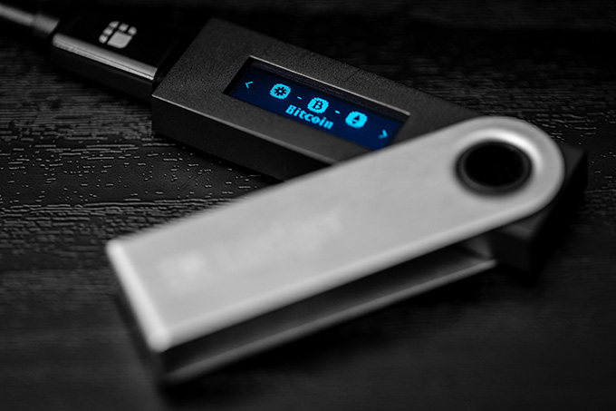 Cartera de criptografia de maquinari: el Ledger Nano S connectat a un ordinador.