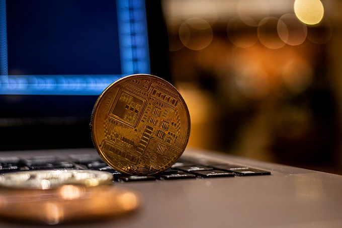 Segueix moneda: una moneda de criptomoneda en un ordinador portàtil.