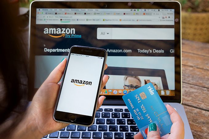 Com invertir en Bitcoin: una dona introdueix la seva informació creditícia a Amazon.