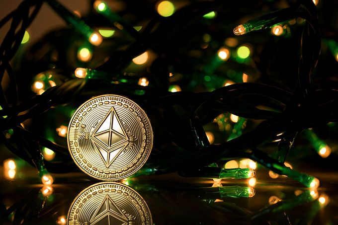 Ethereum Classic: la moneda ETC col·locada entre algunes llums de Nadal.