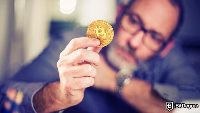 Com funciona Bitcoin: un home que té un Bitcoin.