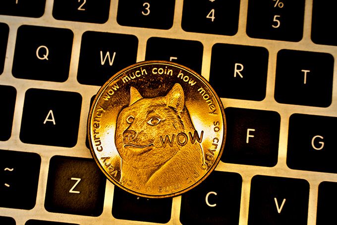 Què és Dogecoin: una Dogecoin en un teclat.