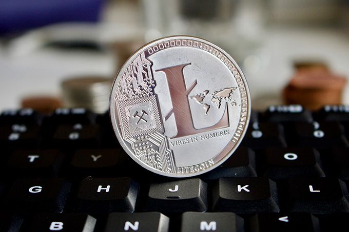 Què és Litecoin: un Litecoin en un teclat negre.