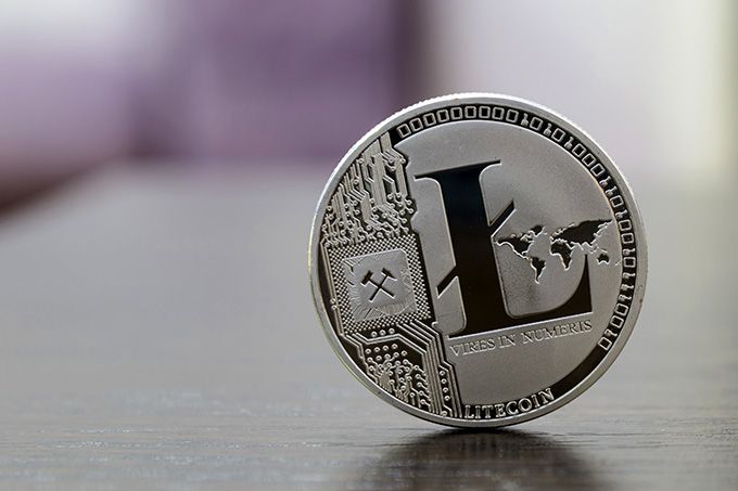 Què és Litecoin: una Litecoin sobre una taula.