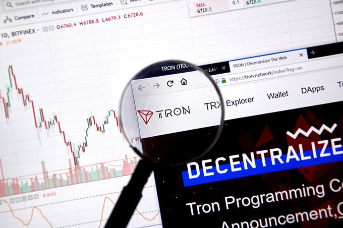 Què és Tron Coin: el lloc web Tron davant d’un gràfic.